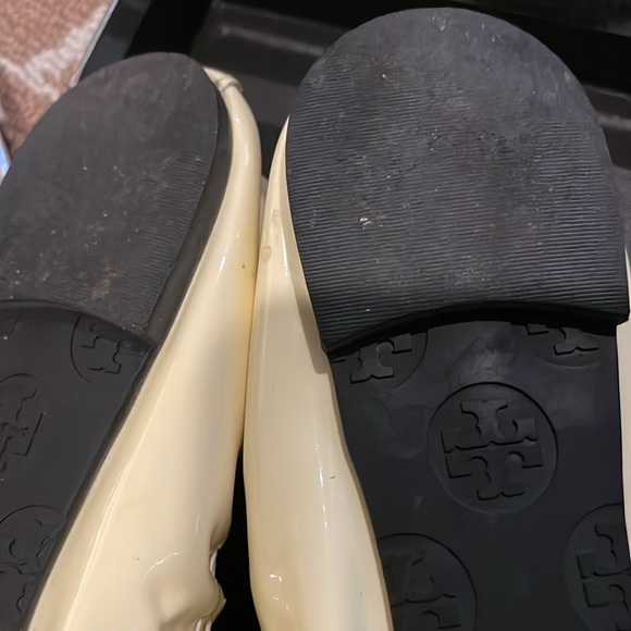 Tory Burch Women's Ivory Reese Scrunch Tassel Ballet Flat Sz 7 shoes - Picture 6 of 7